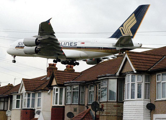 伦敦一街区每日受数百架飞机噪音影响