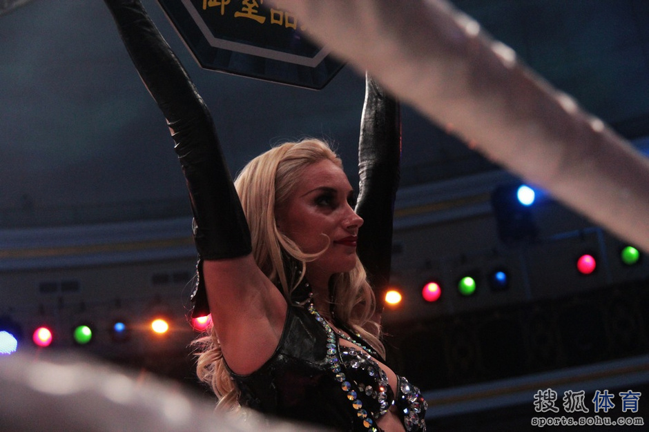 昆仑决明斯克站举牌宝贝 身材高挑异国风情(图