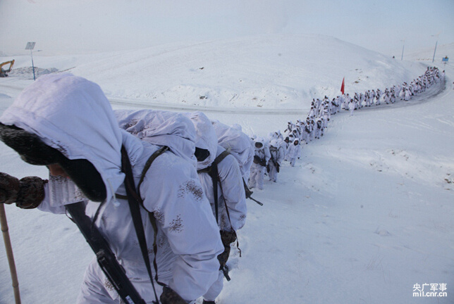 新疆边防团新兵拉练 雪地打成一团