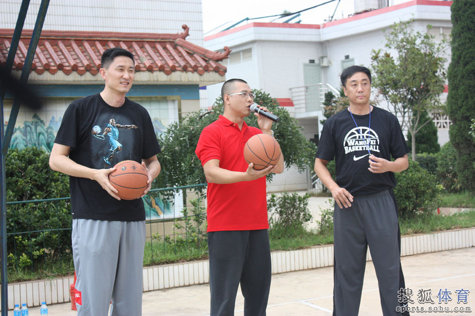 高清图:体坛风云人物校园行 杜锋王非教打篮球