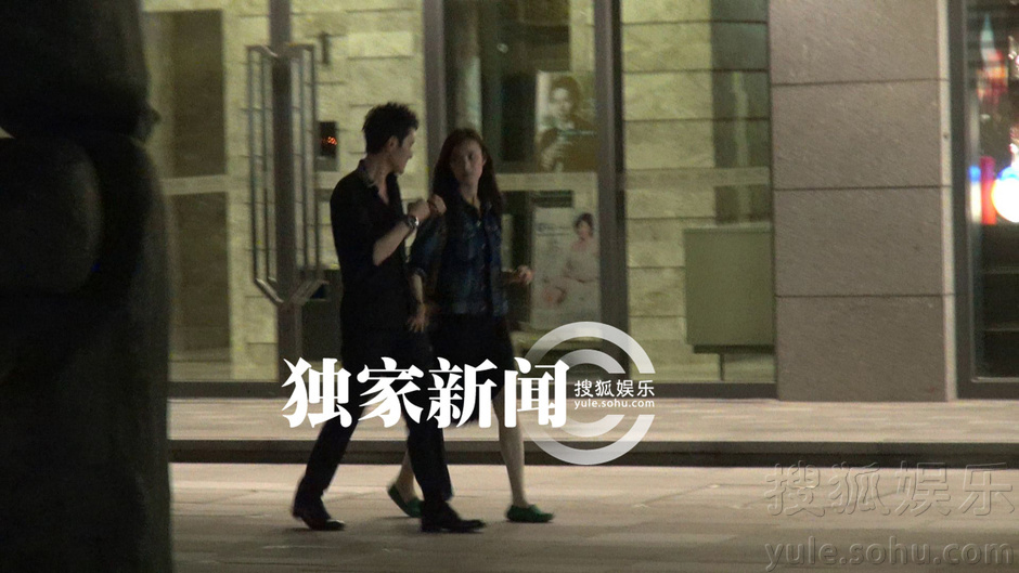 独家:冯绍峰倪妮逛街购家电 倪妮打闹男方私处