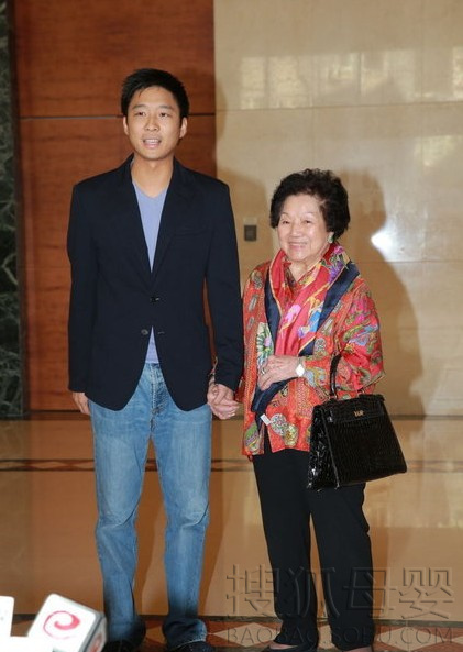 郭晶晶生子霍家曾祖母探视5427803-母婴图片