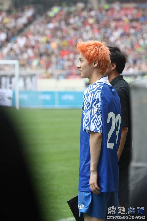 鹿晗解约网友戏称可赴曼联 曾与范志毅踢球(图