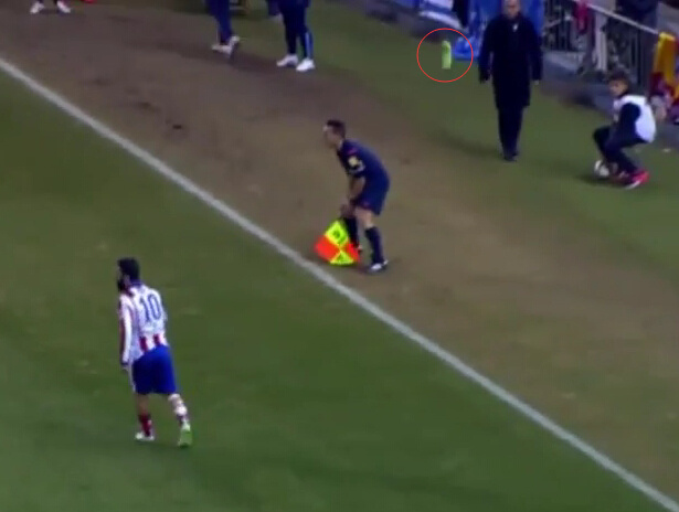 雷人!马竞悍将脱球鞋怒扔边裁 拉基看傻了(图)