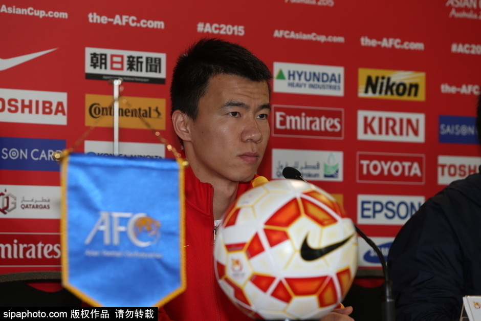 高清:佩兰带孙可出席国足发布会 翻译哥再卖萌