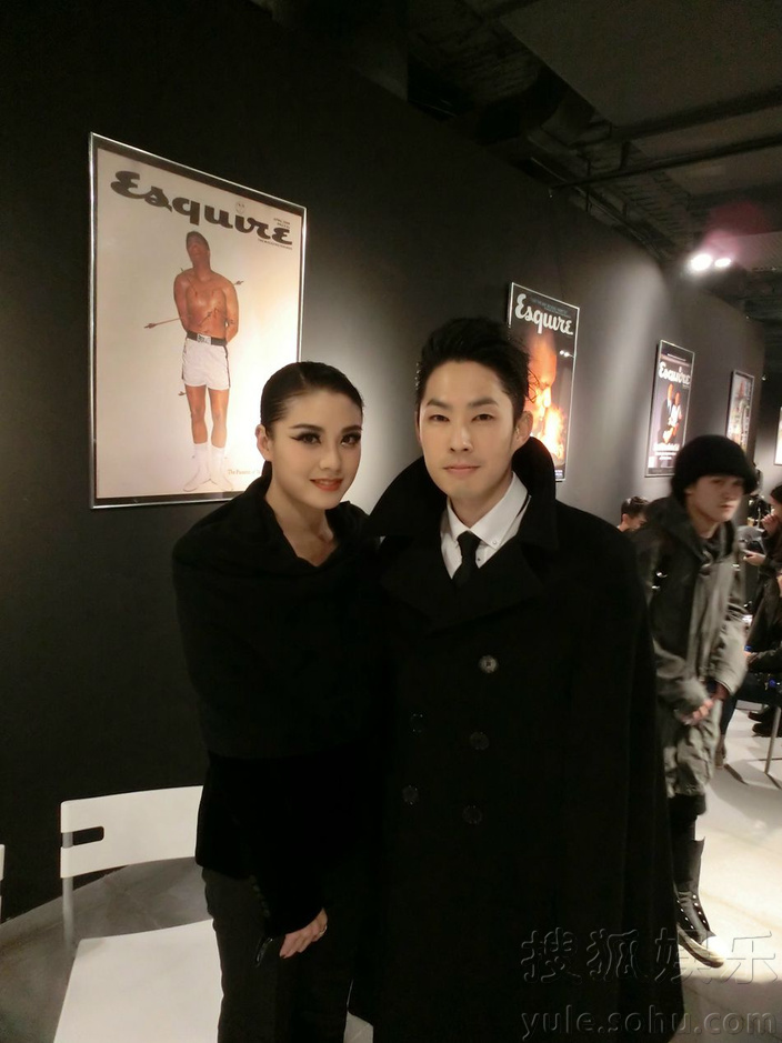 廖碧儿中性装扮亮相 红唇演绎美艳女先生59