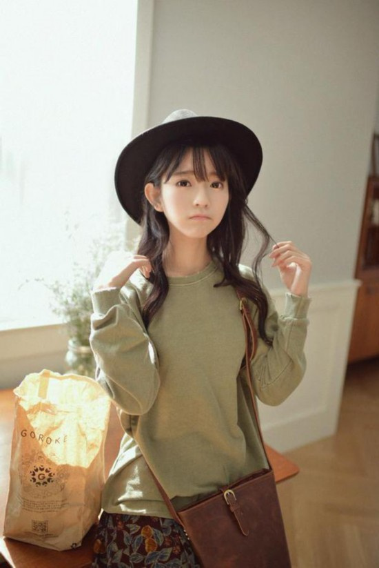 这位1995年出生的韩国美少女因喜爱Lolita fashion,从2014年6月开始登上日本杂志,成为该品牌模特,并由此展开了一系列活动。近期,yurisa在微博上频繁更新自己的近照,不少网友直呼:yurisa小天使美呆,像个芭比娃娃,更有网友直接评论表示:好想整容成yurisa这样!这位1995年出生的韩国美少女俨然已经成为了不少女生心中的整容新模板。
