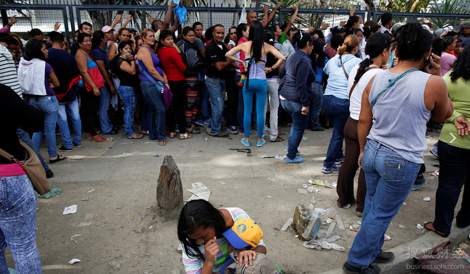 委内瑞拉物资匮乏物价飞涨:民众排队抢购8471