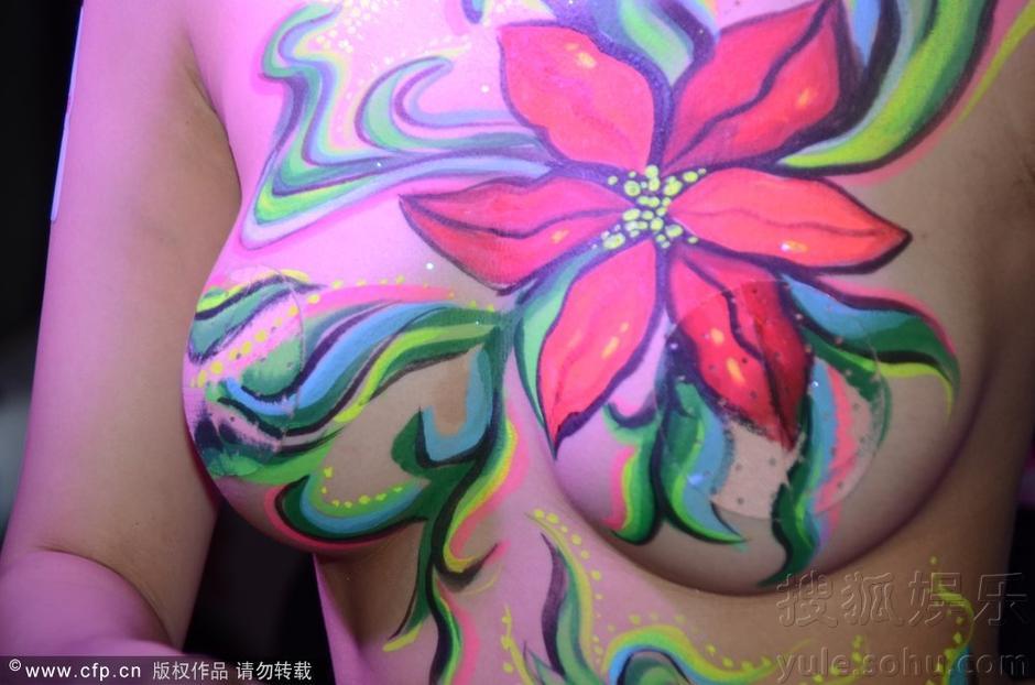 上海美博会现场现<em>人体</em>彩绘 模特裸上身露<em>美胸</em>