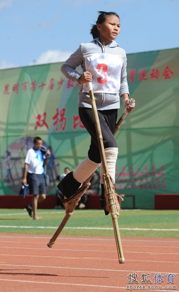 10月30日,昆明市第十届少数民族传统体育运动会在昆明市禄劝彝族苗族自治县民族体育场举行双拐比赛。双拐是一项深受少数民族地区群众喜爱的体育运动。本届少数民族传统体育运动会设立抢花炮、武术、摔跤、双拐、射弩、陀螺、蹴球、吹枪、秋千、板鞋等10个竞赛项目和1个表演项目。