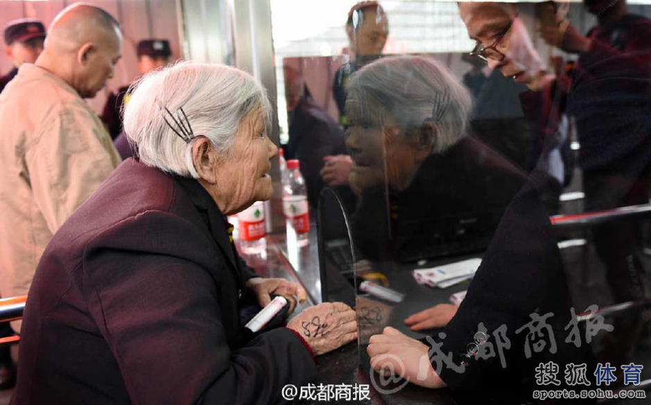老太凌晨排队为儿买CBA球票 球迷主动让-体育