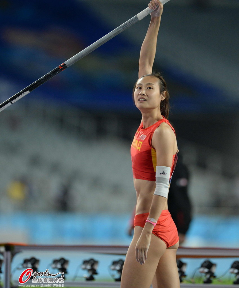 【转载】 高清:美女选手李玲撑杆跳夺金牌 身披国旗庆祝