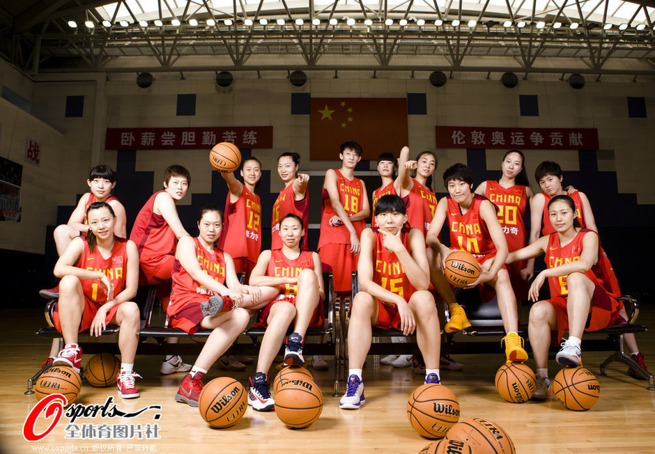 高清:中国<em>女篮</em>拍官方写真 <em>苗立杰</em>沉稳赵爽卖萌