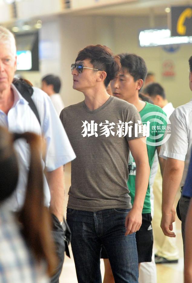 独家:郭京飞携妻接机陆毅夫妇 四人亲密说笑5