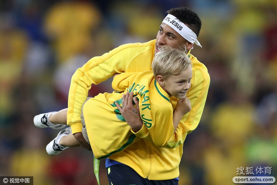 组图:里约男足颁奖仪式 内马尔亲吻爱子庆夺冠