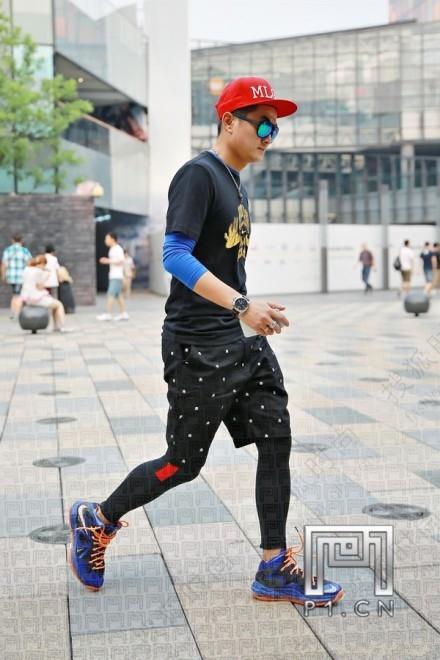 三里屯街拍花色潮男活力风行
