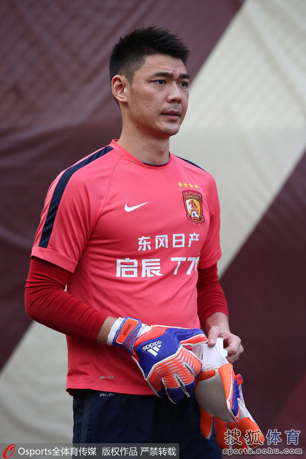 高清图:恒大备战赵旭日演功夫足球 曾诚摘面具