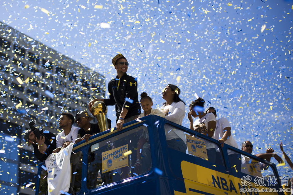 勇士夺冠游行库里全家总动员 50万球迷嗨爆(图