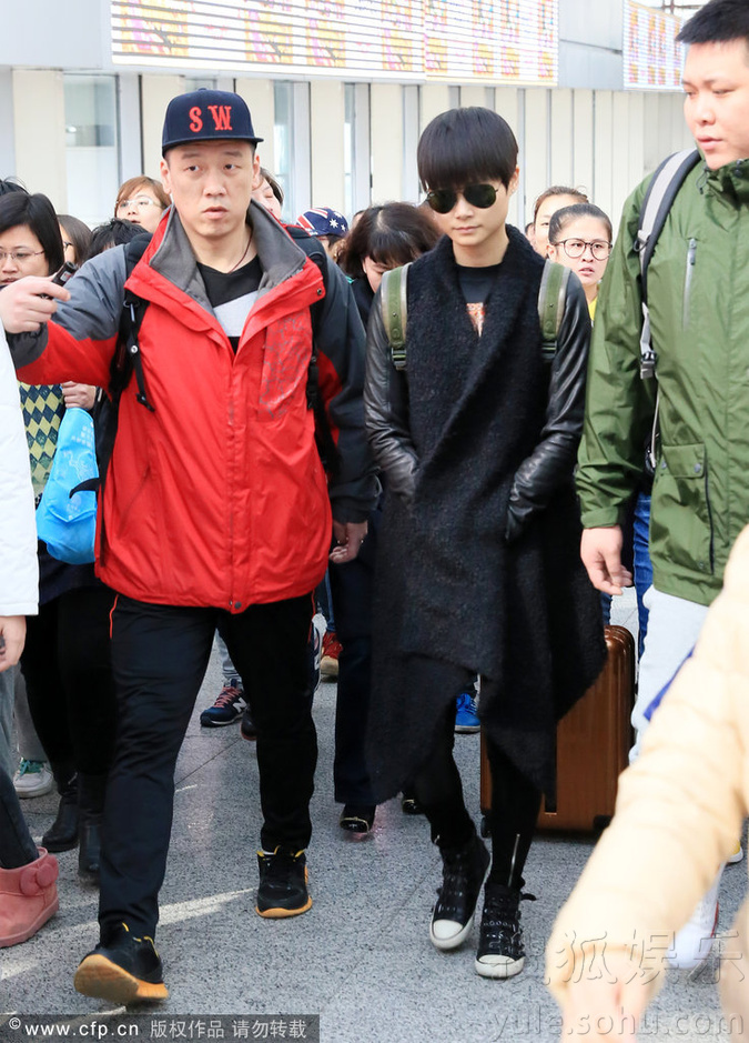 李宇春深圳归来心情靓 机场安保升级大牌范足