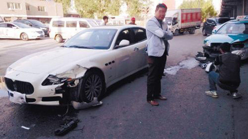 沈阳出租车撞玛莎拉蒂 女司机当街吓哭-汽车频