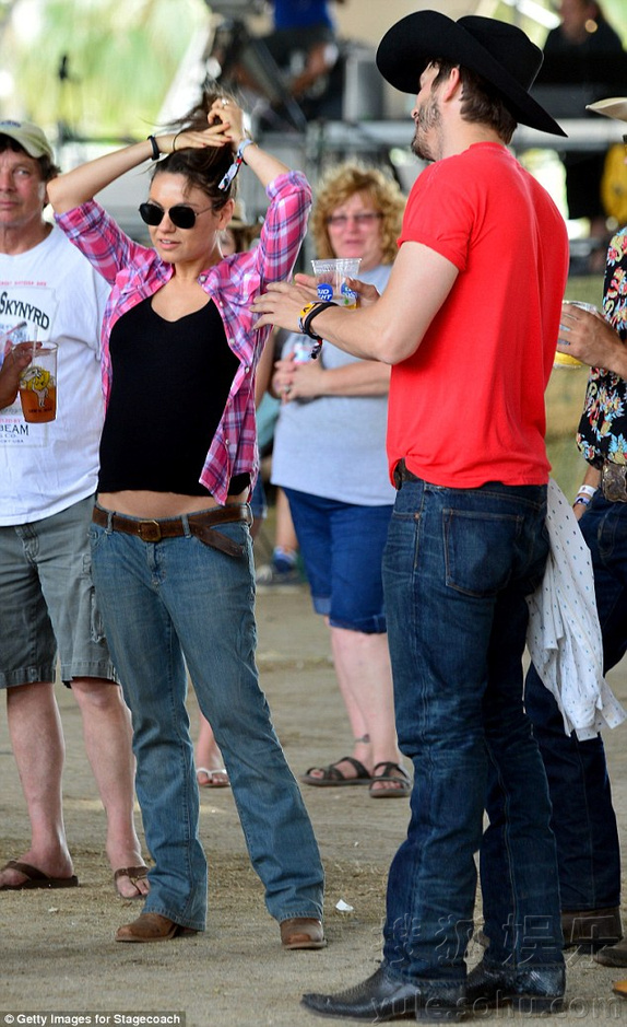 阿什顿-库彻现身音乐节 <em>女友</em>米拉<em>肚脐</em>装露孕肚