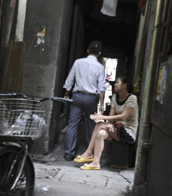 上海弄堂的性工作者衣着暴露 站街拉客人