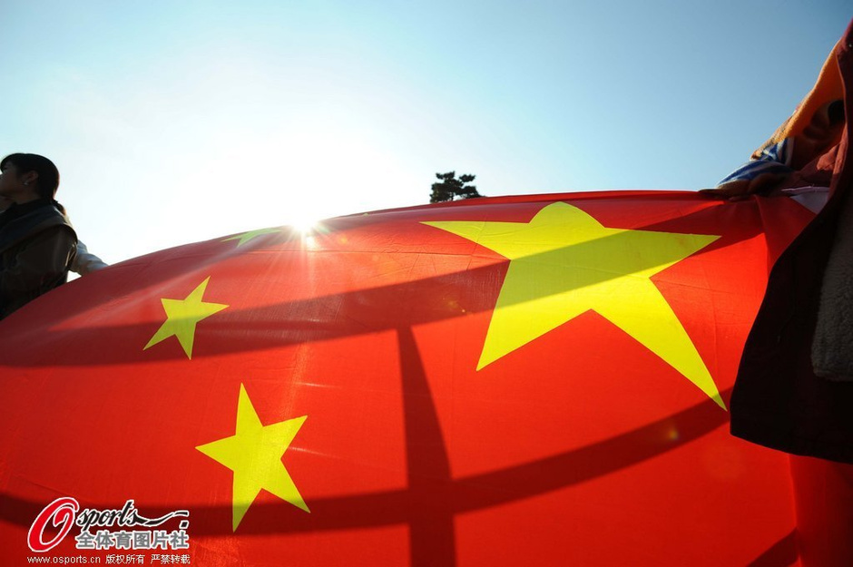 高清:美女球迷助阵亚冠身披五星红旗力挺恒大