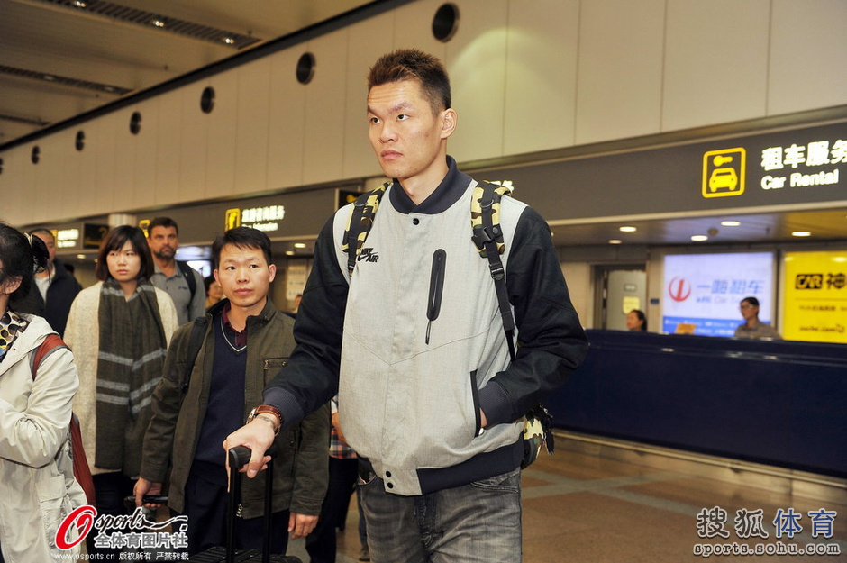 高清图:广东男篮抵达北京机场 易建联超酷装扮