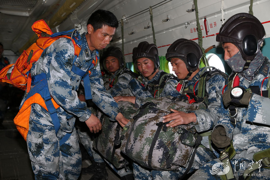 中国空降兵进行成营建制翼伞全装空降演练