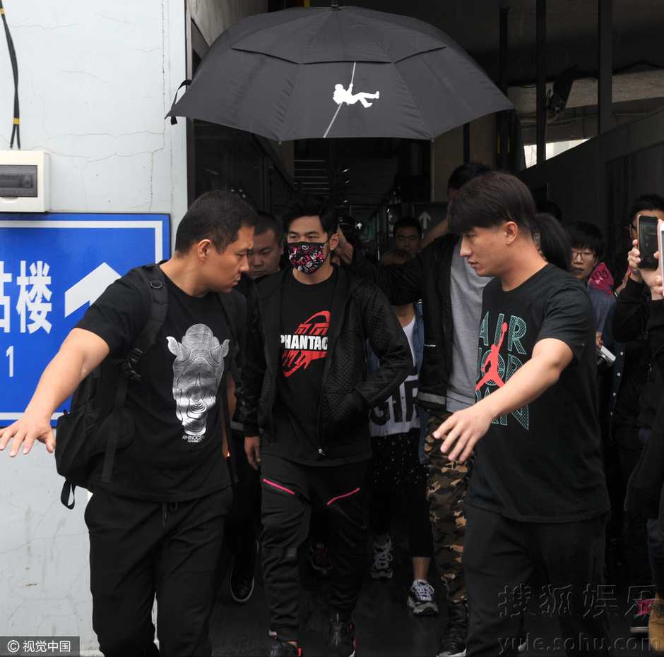 周杰伦戴口罩眯眼显疲惫 人气旺遭粉丝雨中围堵-娱乐频道图片库-大视野-搜狐