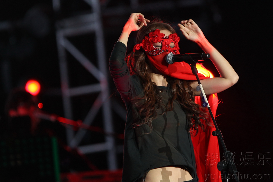 陈绮贞演唱会激吻女贝斯手 返场3次多唱9首歌