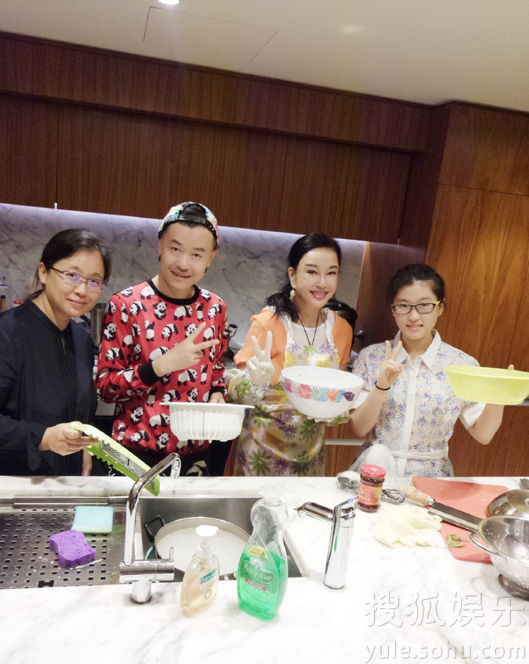 刘晓庆欢度春节 妆容精致亲手下厨包饺子 (组图)