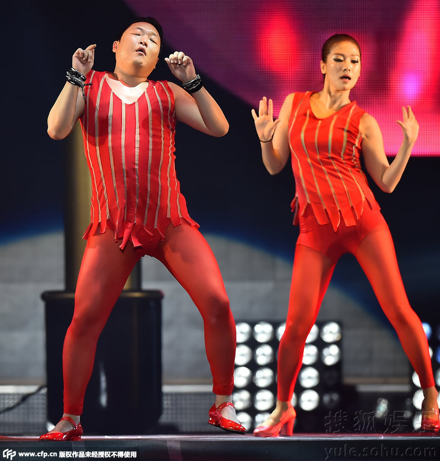 不忍直视!鸟叔穿红丝袜秒变如花 舞姿魅惑7423211-娱乐频道图片库-大视野-搜狐