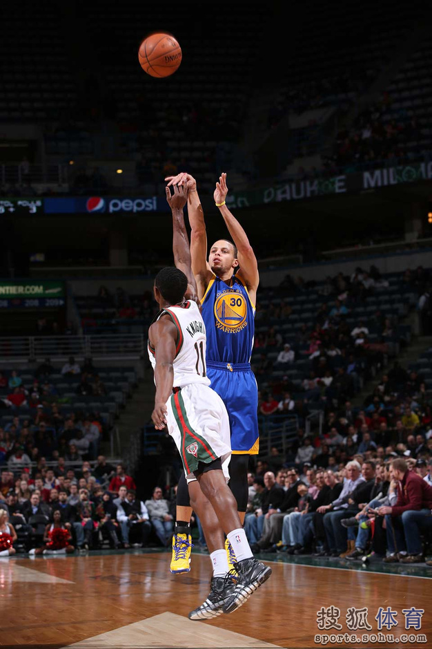 高清:勇士大胜雄鹿 库里突破桑德斯强攻博古特