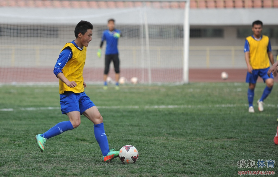 高清:成足备战中甲外援自信微笑 女足驻足观看