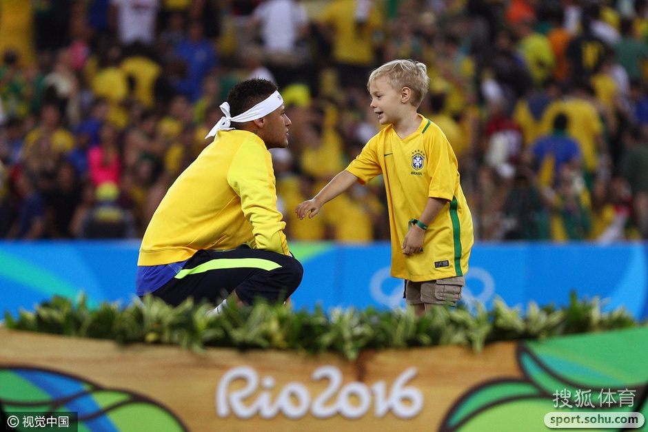 组图:里约男足颁奖仪式 内马尔亲吻爱子庆夺冠