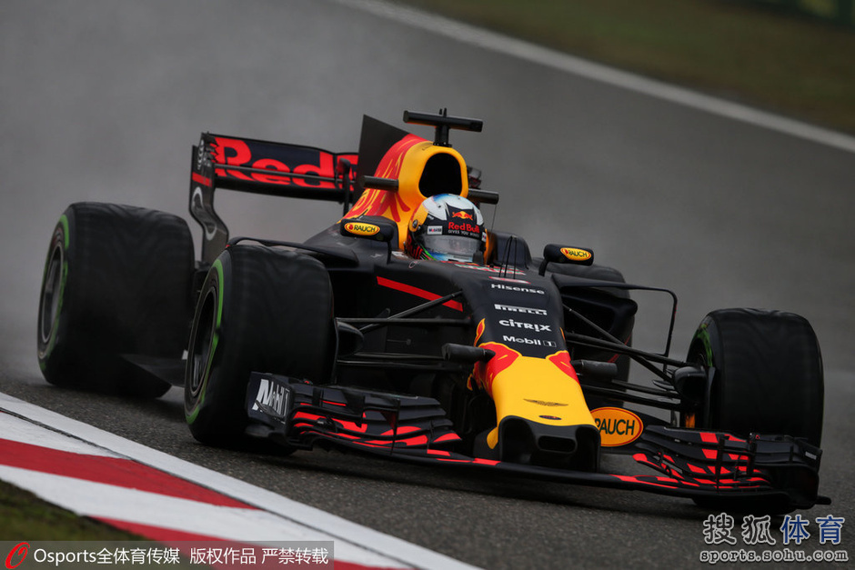 高清:F1中国站首练天气不佳 小维斯塔潘获头名