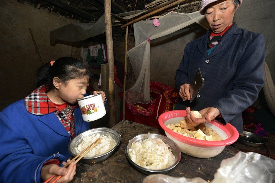 11月4日,重庆市云阳县大坝乡,感觉饥饿的向世余