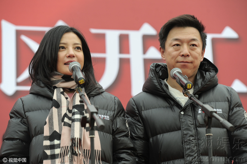 赵薇换校服蜜汁尴尬 挥铁铲与黄渤为新校区奠