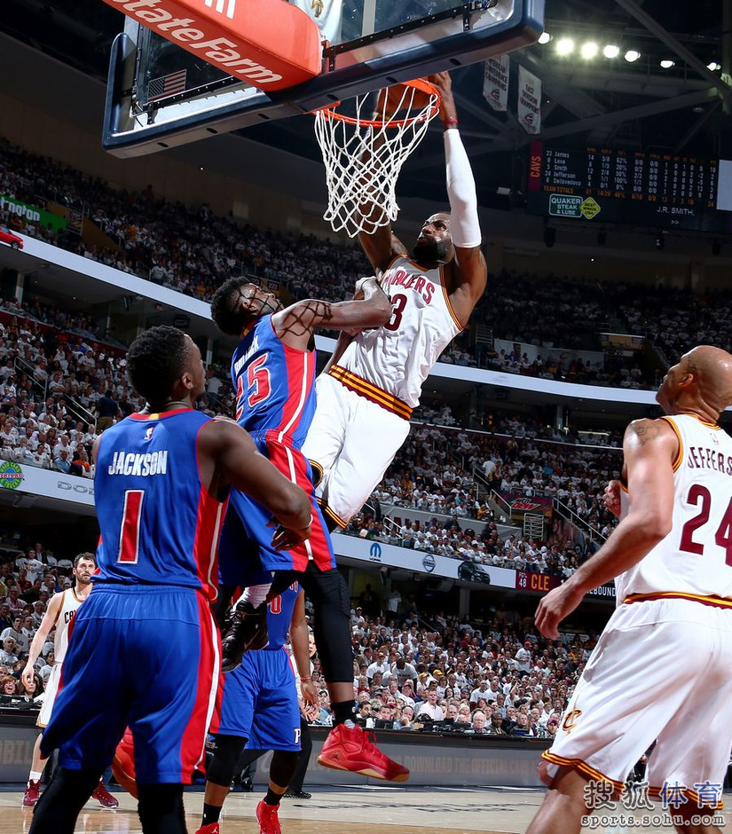骑士首轮精选图:詹姆斯滑翔战斧 欧文后仰投篮