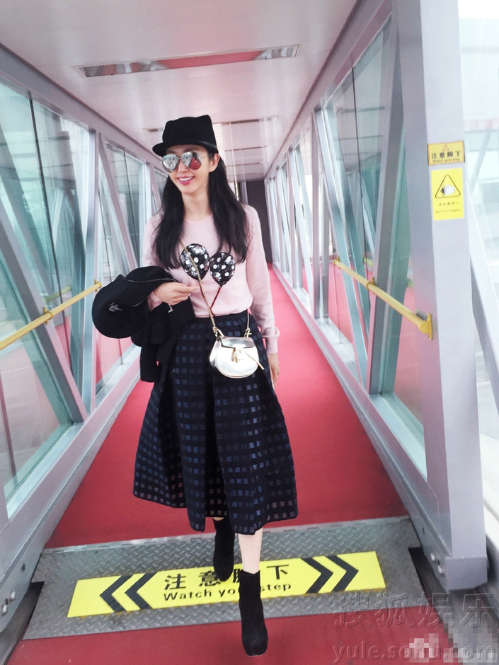 李冰冰登机见红毯起范儿 摆造型遭催促(高清组图)