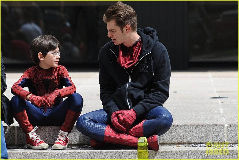 加菲尔德《蜘蛛侠2》片场与小蜘蛛侠热聊