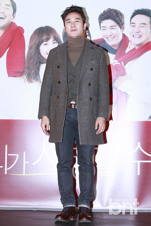 严泰雄柳真等出席《我们可以相爱吗》发布会6