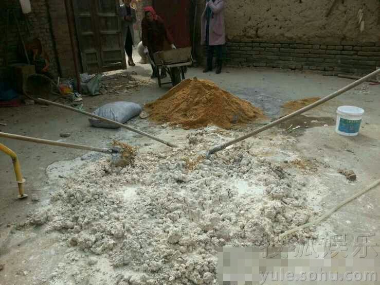 大衣哥朱之文建村屋 搬砖和泥亲力亲为