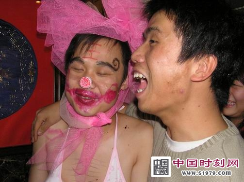 泰安伴娘事件跟踪 新娘竟然称"被摸是习俗"