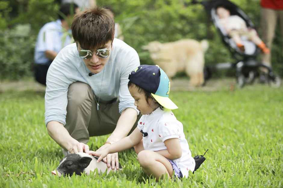 甜馨奥莉<em>姐妹情深</em>不舍分别 霍思燕<em>变装</em>送惊喜