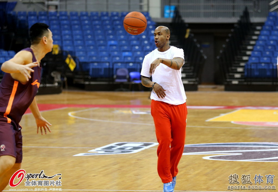 高清:马布里随北京备战训练 胯下运球动作自如