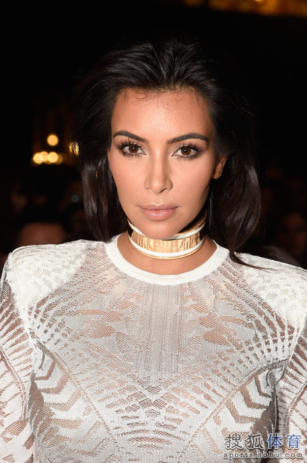 高清图:卡戴珊助阵巴黎时装周 真空上阵秀性感