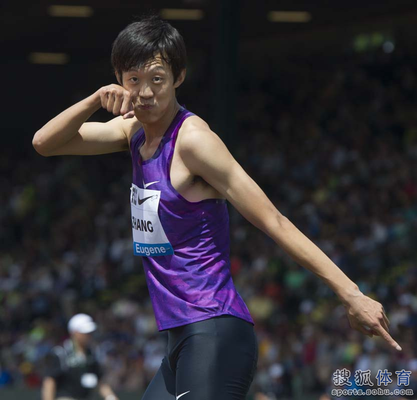 高清图:钻石联赛尤金站张国伟获亚军 卖萌庆祝