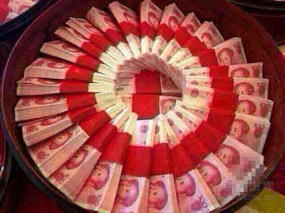 土豪婚礼新菜式:500万现金拼成羊肉卷591291